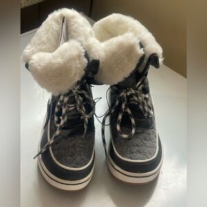 Time and tru women's faux fur boots Boots size 6